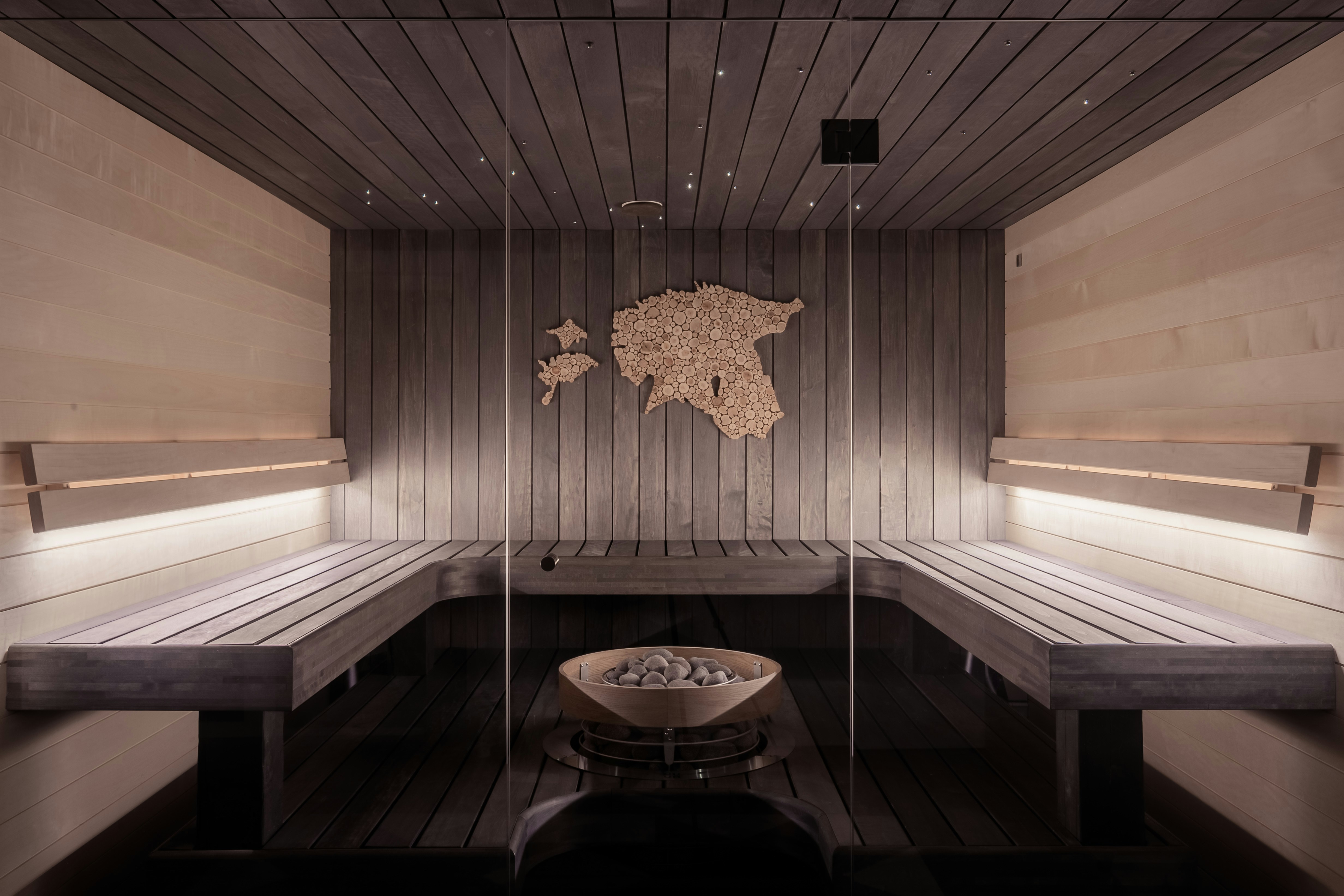 Warme, holzverkleidete Sauna
