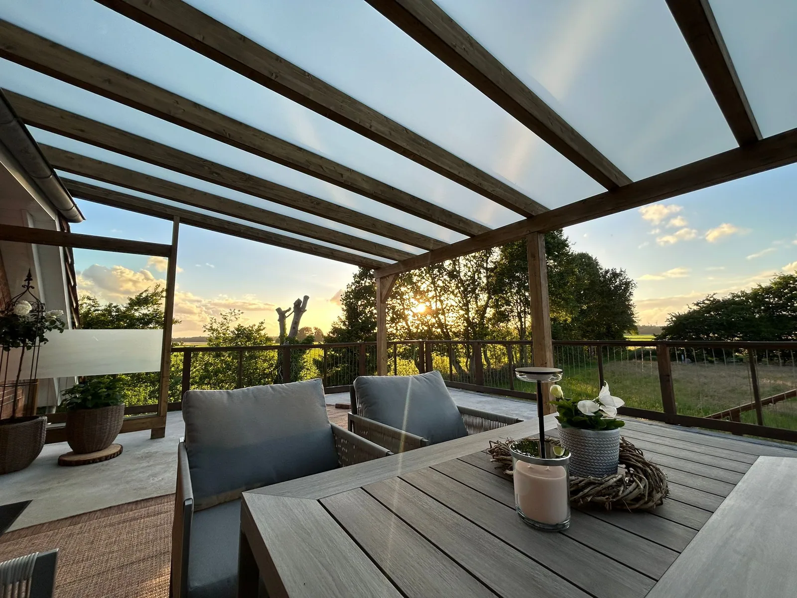 Fertige Terrassenüberdachung mit Glasdach im Abendlicht — eines von Christophs echten Projekten