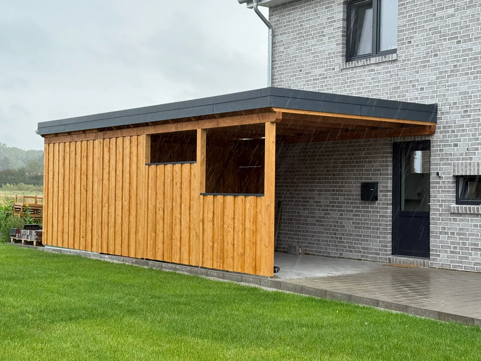 Geschlossener Carport aus Holz