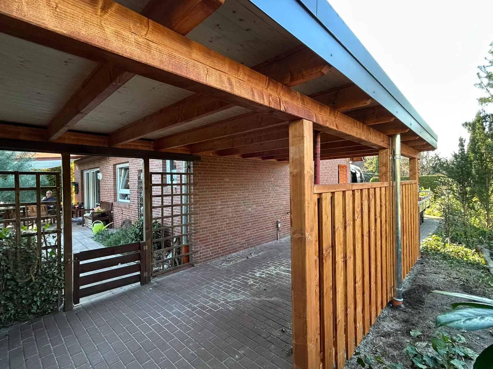 Carport an einem Klinkerhaus, Dachdetail