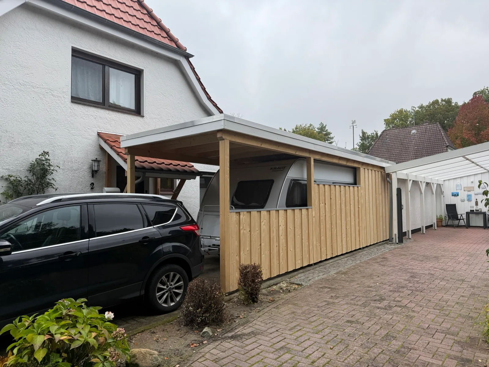 Weißer Carport im Landhausstil, mit Fahrzeug