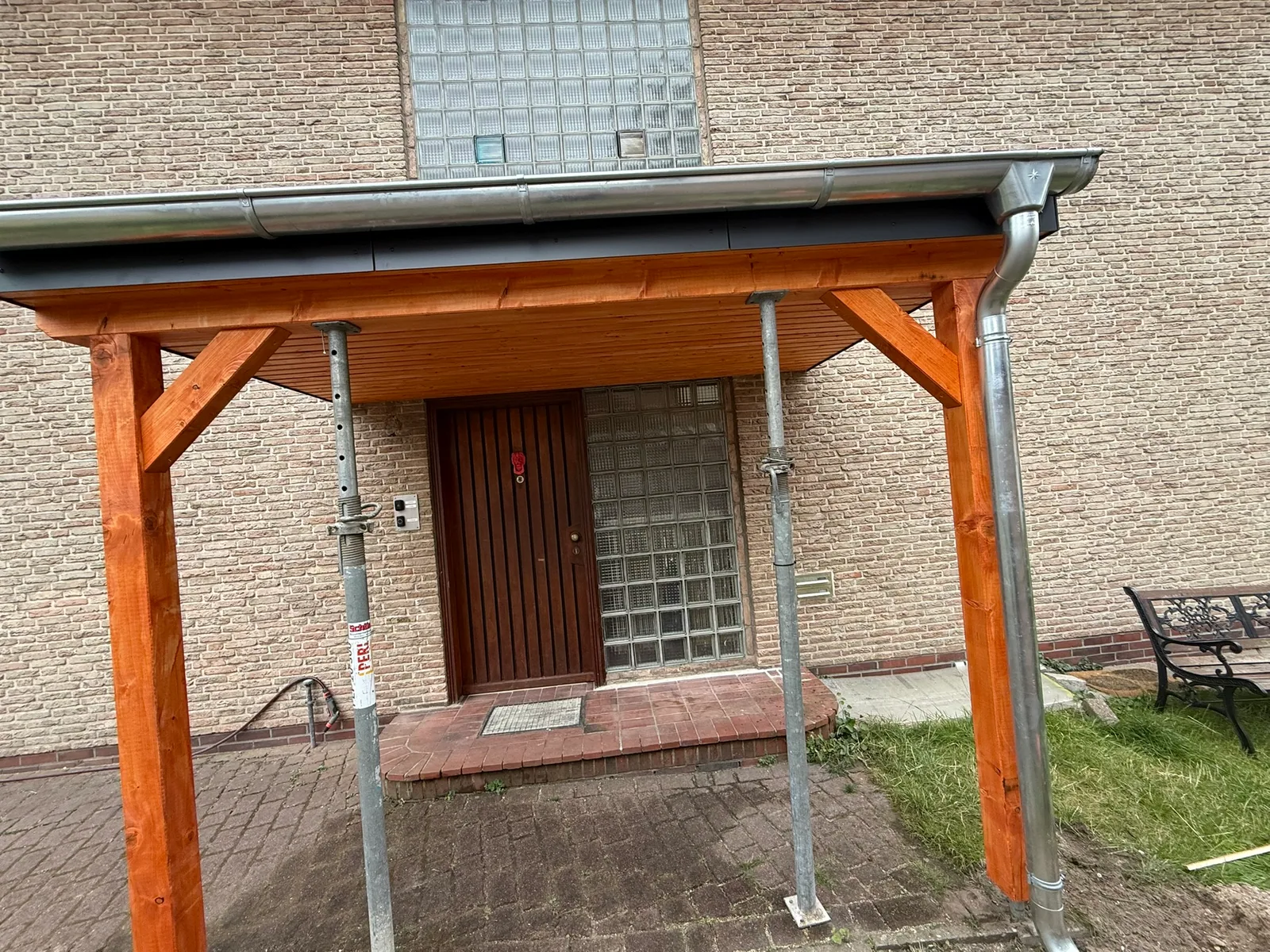 Eingangsüberdachung in Glasoptik, fertig