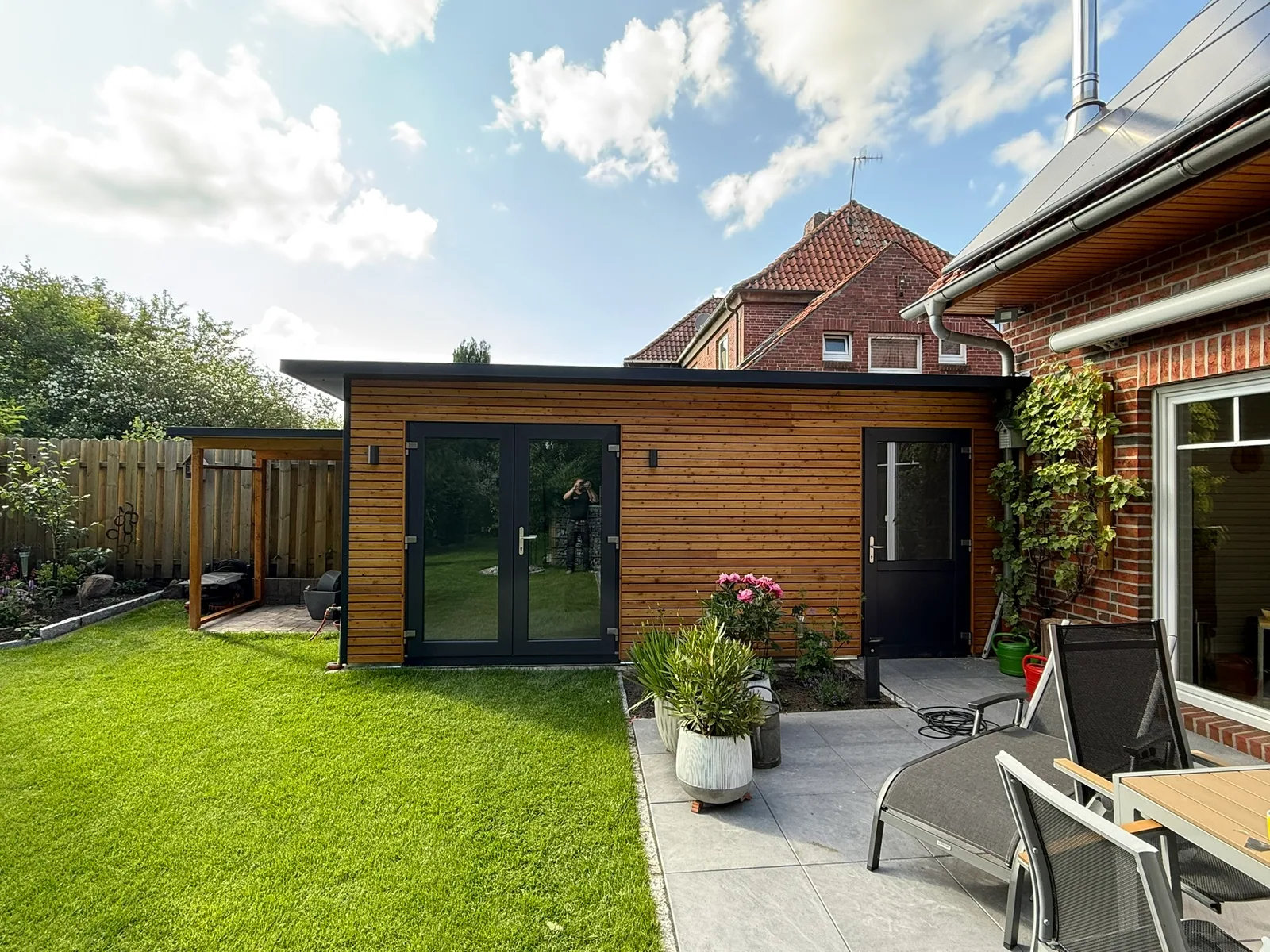 Gartenzimmer in Anthrazit, fertig im Garten