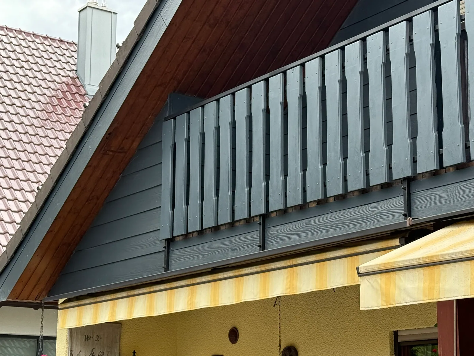 Giebelfassade in Faserzement, Geländer-Detail