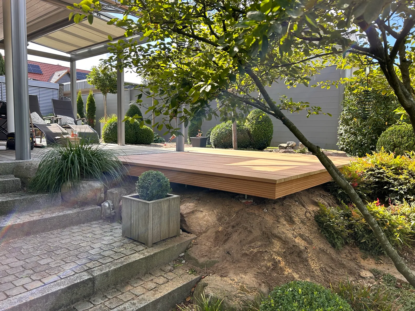 Terrasse am Poolbereich mit Seeblick