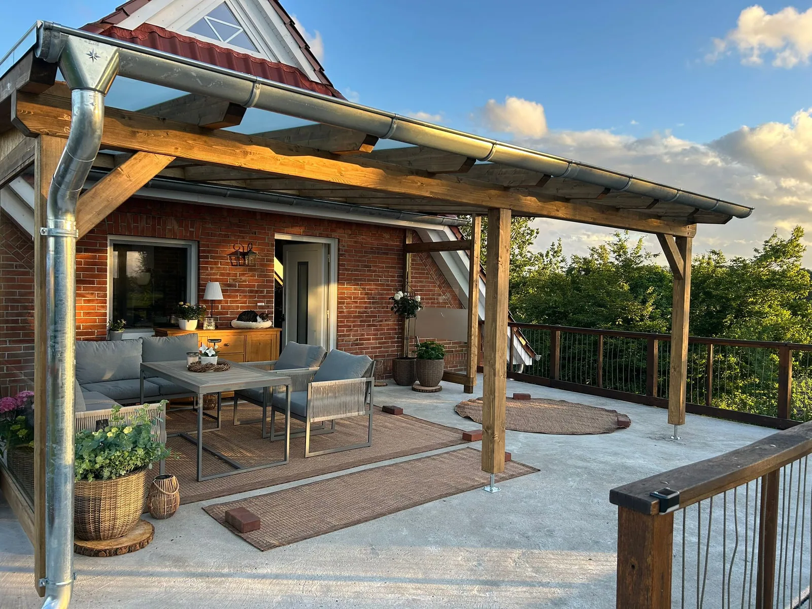 Terrassenüberdachung mit Glasdach, Lounge im Abendlicht