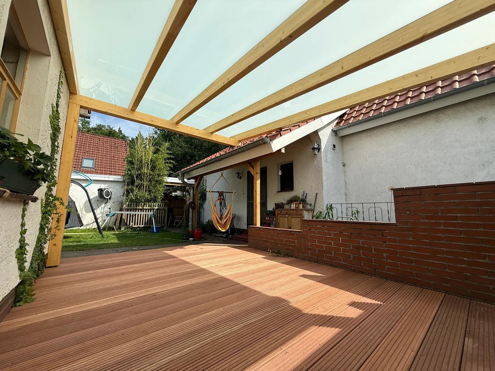 Weiße Terrassenüberdachung mit Glasdach, Innenansicht